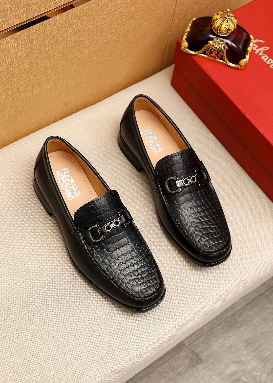 Men's shoes💰480💰 Product trademark: Ferragamo "Ferragamo" casual leather shoes Regular size: 38-44 (45🉑️customized) Product materials: Selected imported first-layer calfskin embossed upper + original hardware buckle, imported water-dyed cowhide leather lining. Strong three-dimensional visual effect, rubber outsole Color: 1⃣️color optional